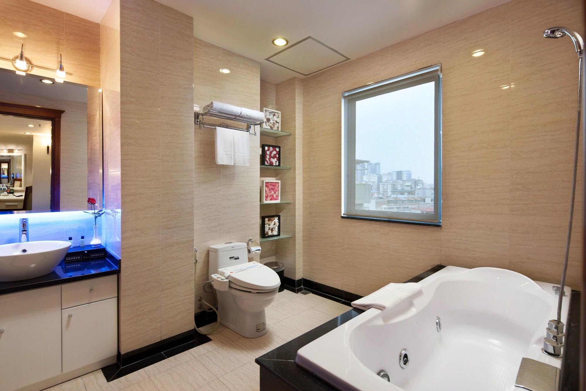 Luxeden Hotel Hanoi Exterior photo